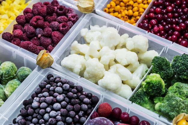 Verduras y frutas congeladas en el escaparate