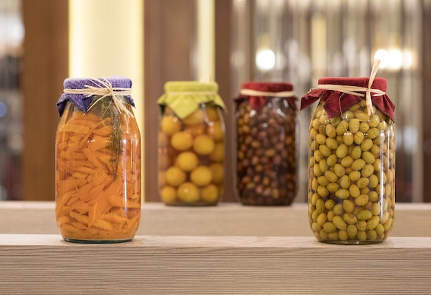 verduras y frutas enlatadas en frascos de vidrio