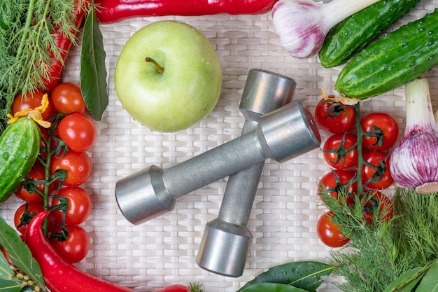 Verduras y frutas en una estera tejida