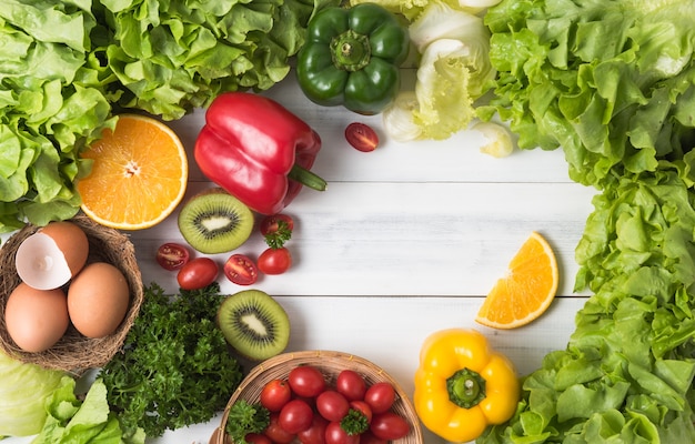 verduras y frutas en el fondo de madera, comida sana