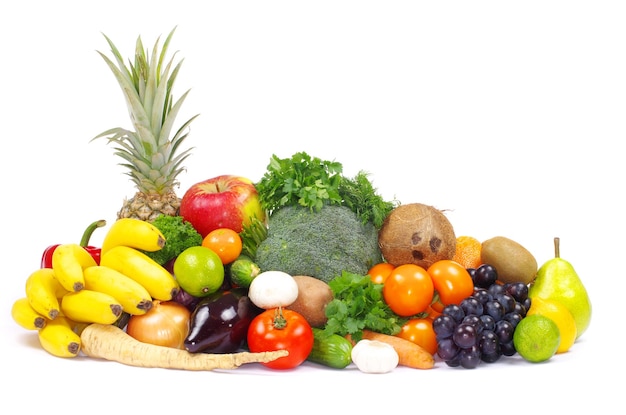 Verduras y frutas frescas en blanco