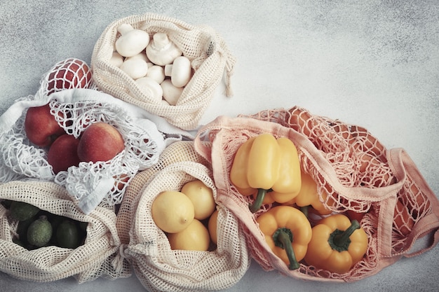 Verduras y frutas frescas en bolsas ecológicas. Compras sin desperdicio