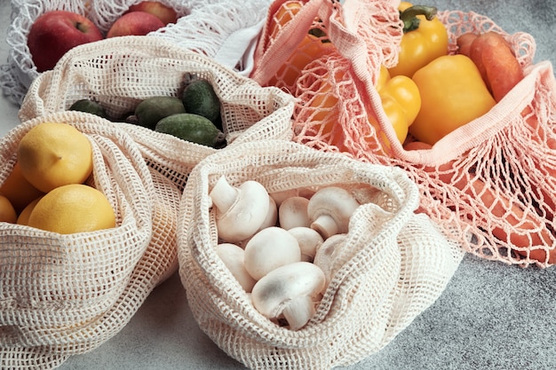 Verduras y frutas frescas en bolsas ecológicas. Compras sin desperdicio