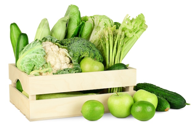 Verduras y frutas frescas en caja de madera sobre fondo blanco aislado