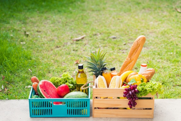 Verduras y frutas frescas completas en caja de madera