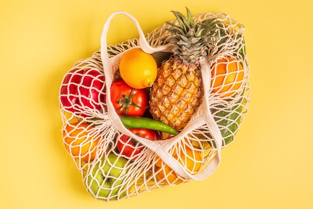 Verduras y frutas frescas en malla de bolsa