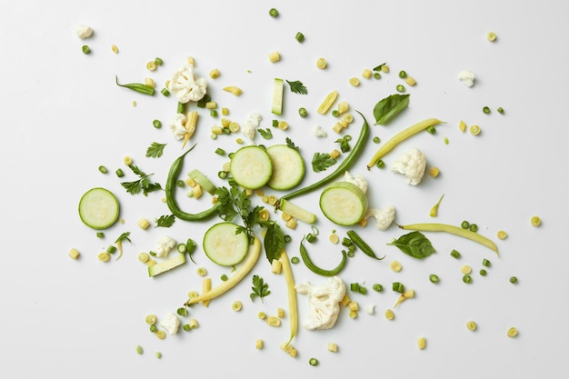 Verduras y frutas frescas orgánicas en superficie blanca