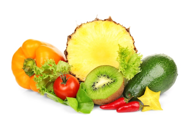 Verduras y frutas frescas sobre fondo blanco.