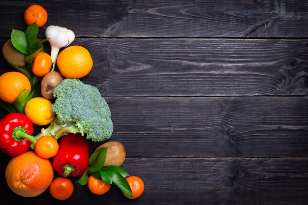 Verduras y frutas para mantener la inmunidad sobre un fondo negro. Copia espacio