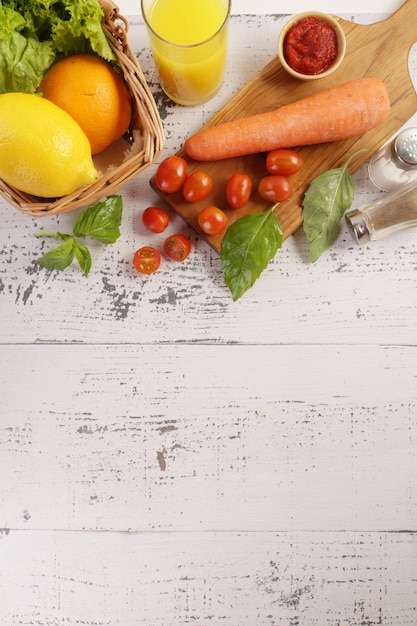 Verduras y frutas en la mesa