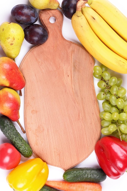 Verduras y frutas orgánicas frescas y coloridas con tablero de madera closeup Agricultura y concepto de comida saludable con espacio de copia