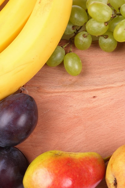 Verduras y frutas orgánicas frescas y coloridas con tablero de madera closeup Agricultura y concepto de comida saludable con espacio de copia