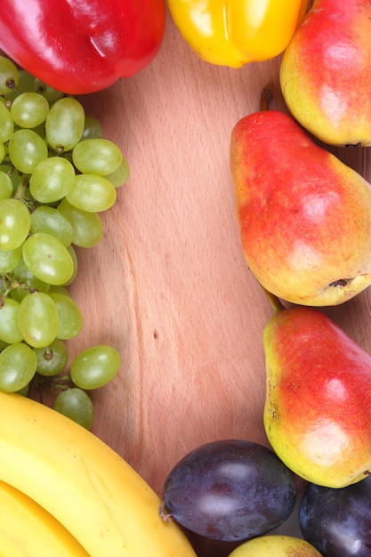 Verduras y frutas orgánicas frescas y coloridas con tablero de madera closeup Agricultura y concepto de comida saludable con espacio de copia