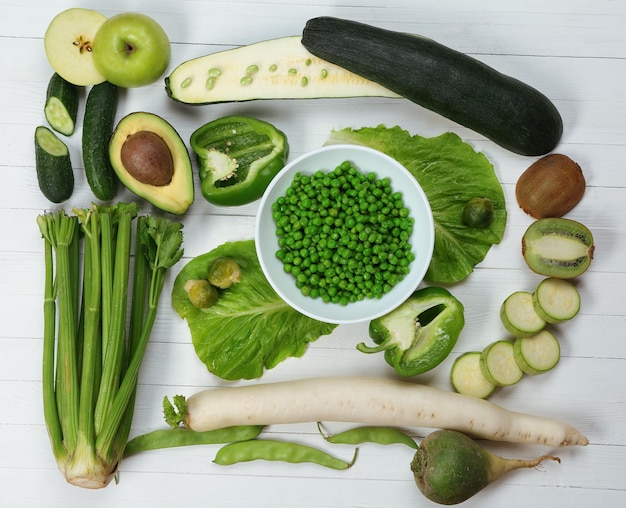 Verduras y frutas orgánicas frescas en la mesa de madera de cerca