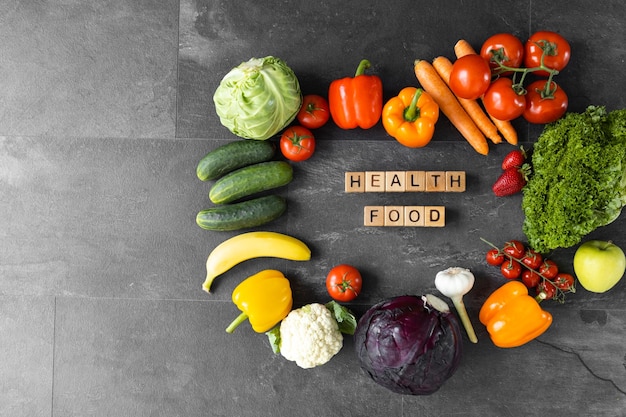 Verduras y frutas orgánicas en la oscuridad Texto Alimentos saludables en cubos de madera