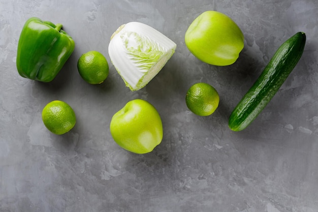 Verduras y frutas sobre fondo gris. Concepto de comida vegetariana saludable. Vista superior