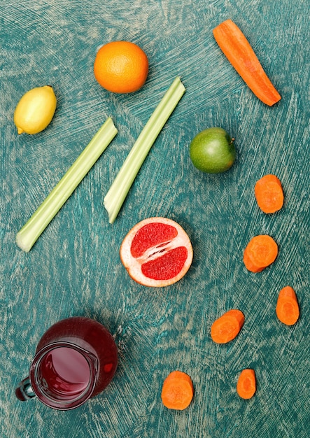 Foto verduras y frutas sobre fondo verde abstracto