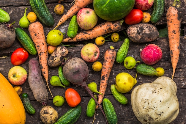 Verduras y frutas en una tabla de madera.