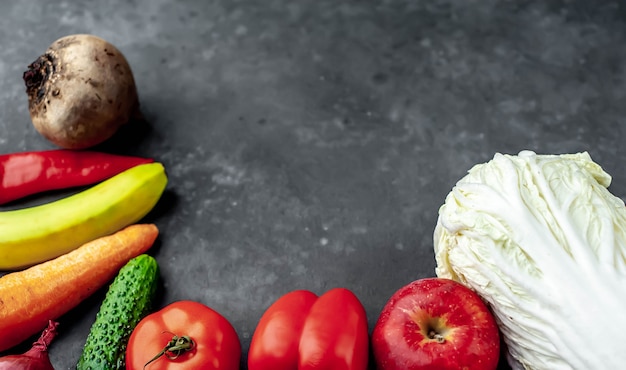 Verduras y frutas de la tienda sobre un fondo de piedra