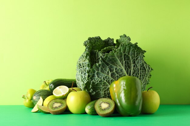 Foto verduras y frutas en verde