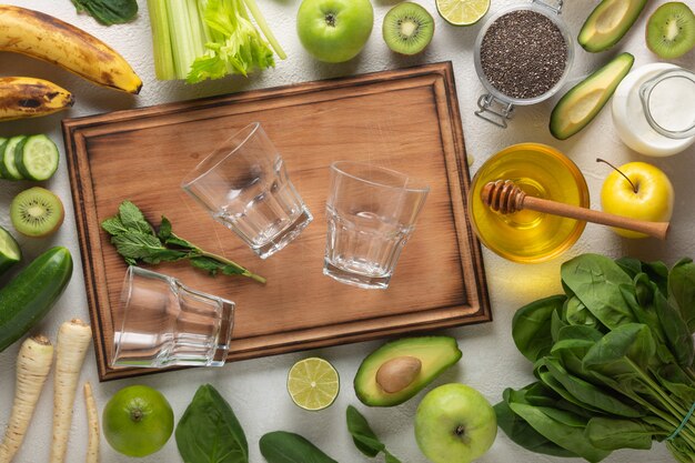 Verduras y frutas verdes para una bebida de desintoxicación verde en una mesa de luz, vista superior