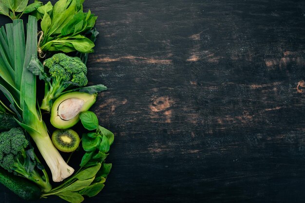 Foto verduras y frutas verdes frescas sobre un fondo de madera comida saludable vista superior espacio de copia