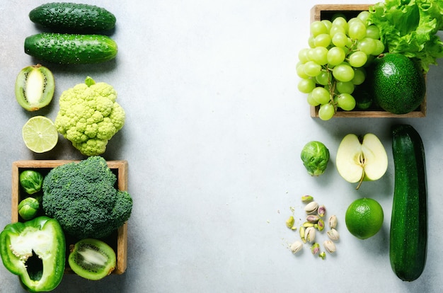 Verduras y frutas verdes orgánicas en gris.