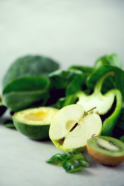 Verduras y frutas verdes orgánicas.