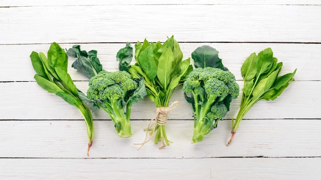 Verduras y frutas verdes Sobre un fondo blanco de madera Comida saludable Vista superior Espacio de copia