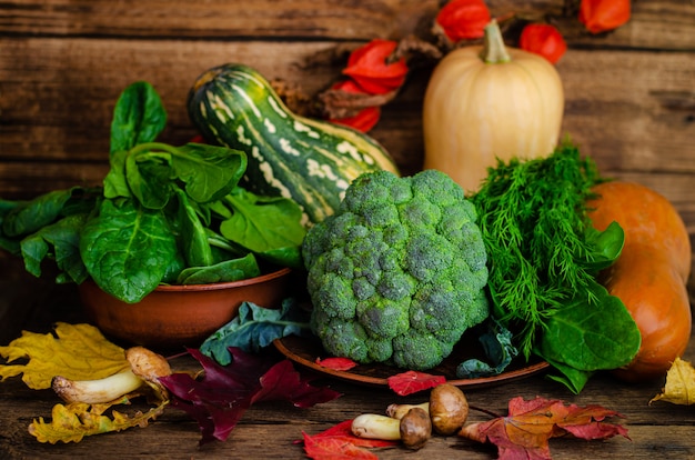 Verduras y hierbas frescas sobre fondo de madera