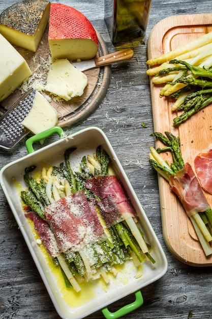 Verduras y hierbas en la mesa.