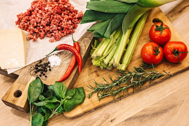 verduras y hortalizas en tablas de madera.