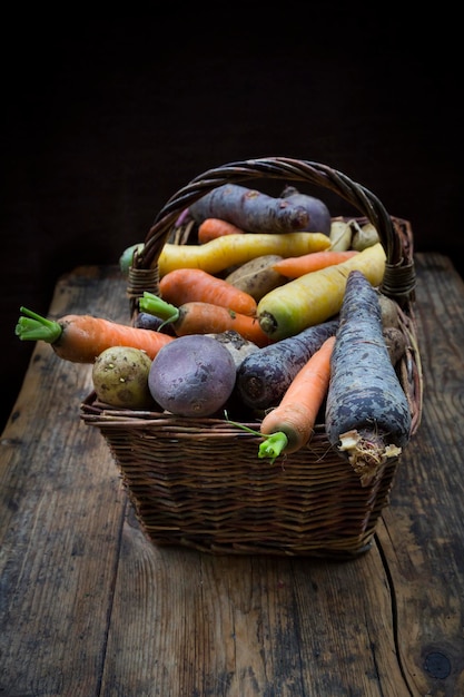 Verduras de invierno, zanahoria, remolacha, patata y chirivía
