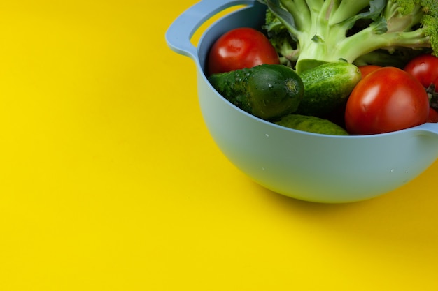 Verduras jugosas frescas en mesa amarilla. Alimentos crudos y vegetarianismo