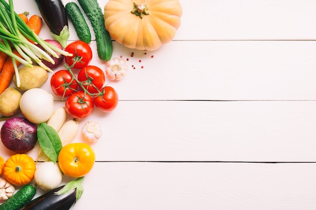 Verduras en mesa de madera blanca