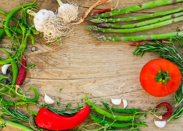 Verduras en una mesa de madera