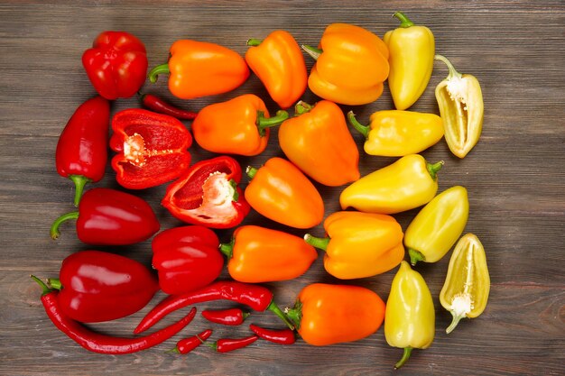 Verduras en la mesa de madera