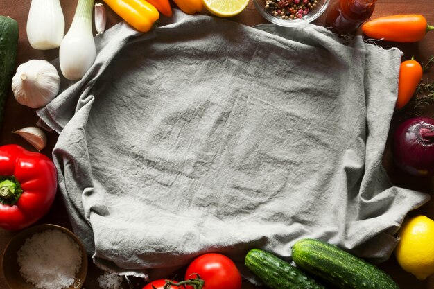 Verduras en la mesa con mantel