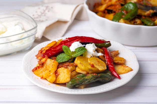 Verduras mixtas al estilo turco fritas con yogur Yogurtlu Karisik Kizartma