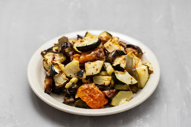 Verduras mixtas al horno en un plato marrón claro