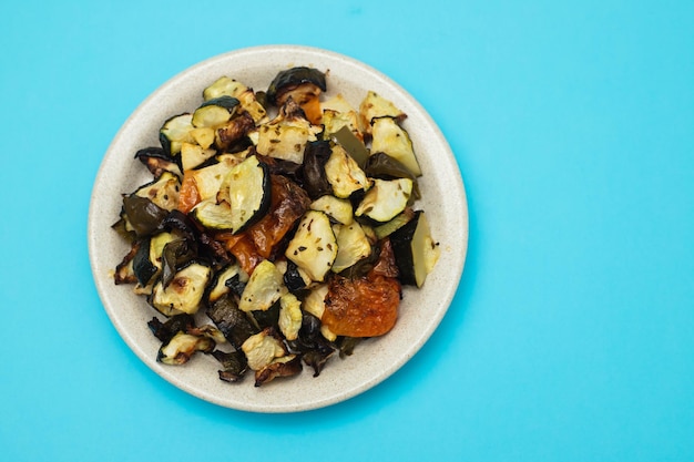 Verduras mixtas al horno en un plato marrón claro