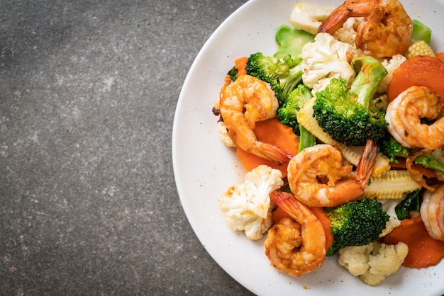 Verduras mixtas salteadas con camarones