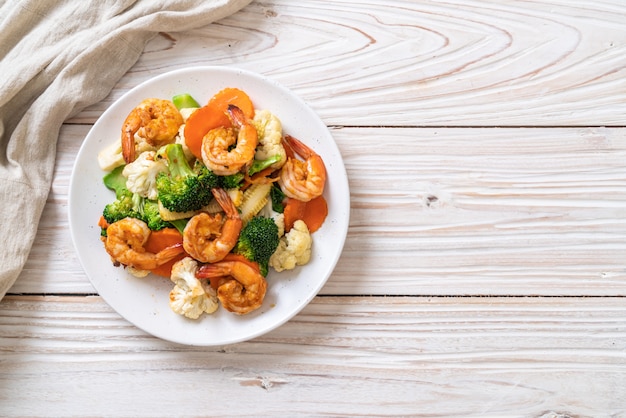 Foto verduras mixtas salteadas con camarones