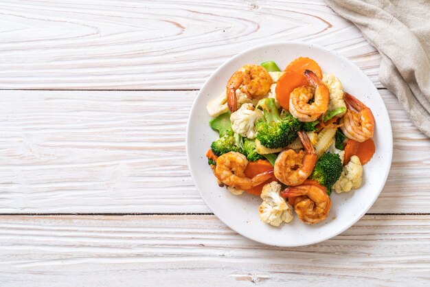 Verduras mixtas salteadas con camarones