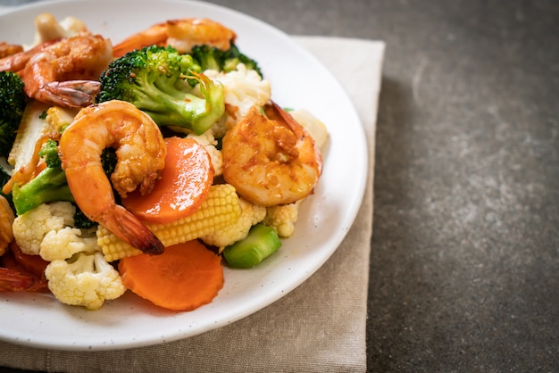 Verduras mixtas salteadas con camarones