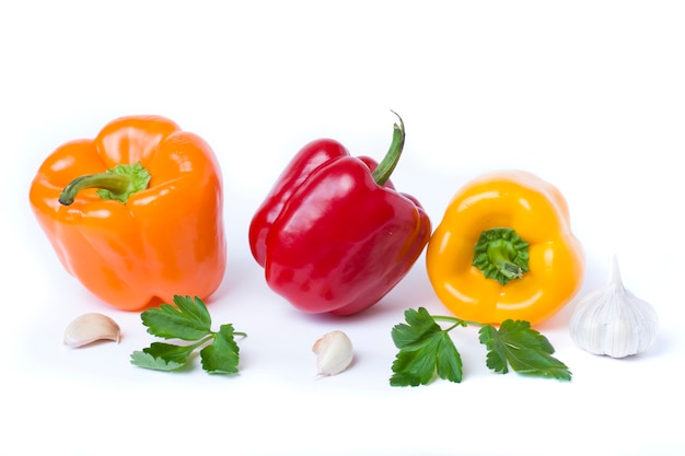 Verduras multicolores sobre un fondo blanco.