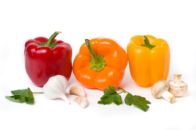 Verduras multicolores sobre un fondo blanco.