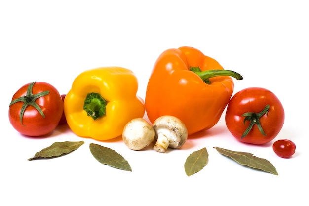 Verduras multicolores sobre un fondo blanco.