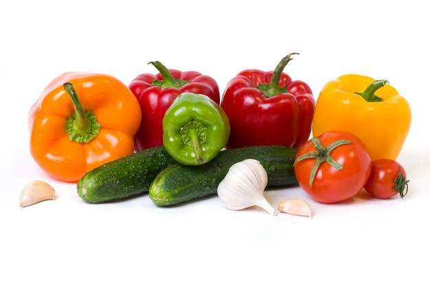 Verduras multicolores sobre un fondo blanco.