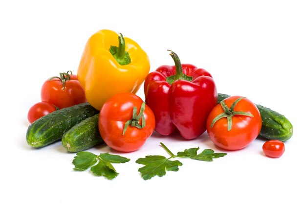 Verduras multicolores sobre un fondo blanco.